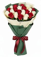 Букет Микс из красных и белых роз в Псыгансу