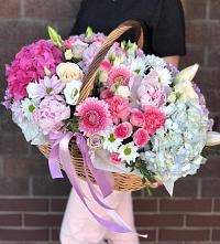 Цветочная композиция из Розы, Хризантемы, Пионы и Лизиантусы в корзине в Псыгансу
