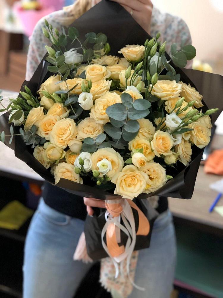 Букет цветов из: Розы и Лизиантусы в Псыгансу