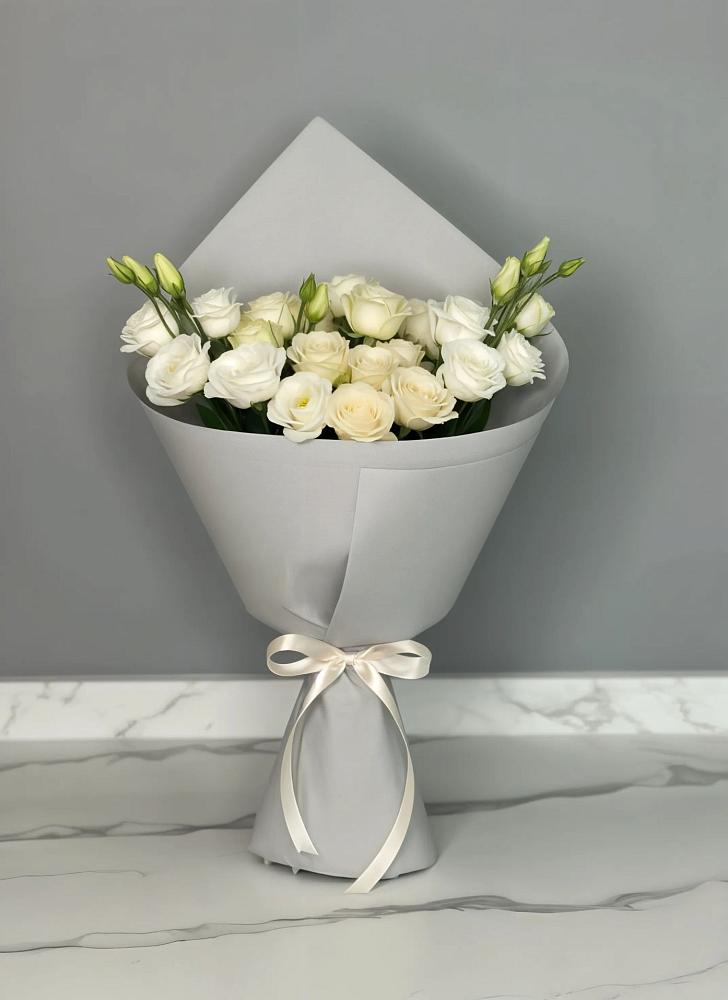 Букет цветов из: Розы и Лизиантусы в Псыгансу