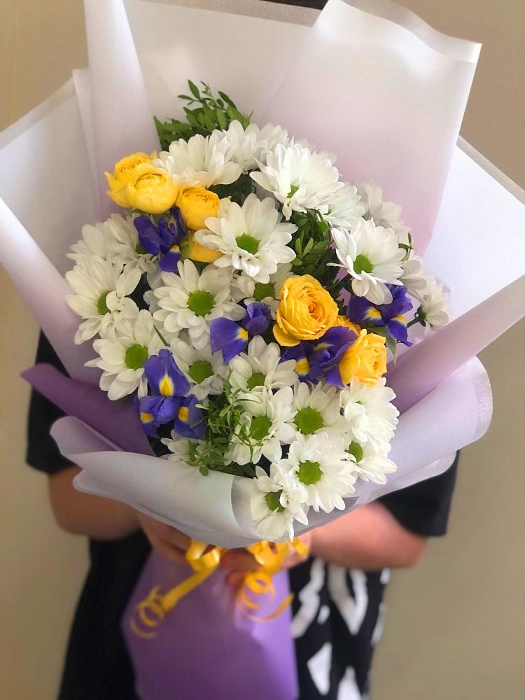 Букет цветов из: Ирисы, Хризантемы и Розы в Псыгансу