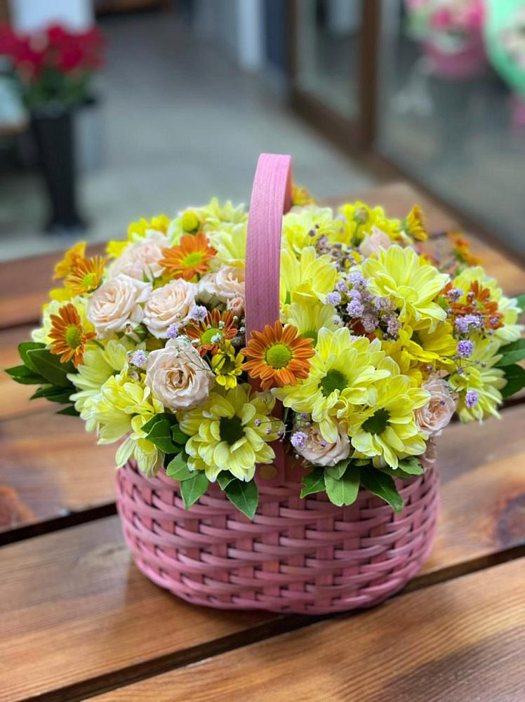 Цветочная композиция из Хризантемы и Розы в корзине в Псыгансу