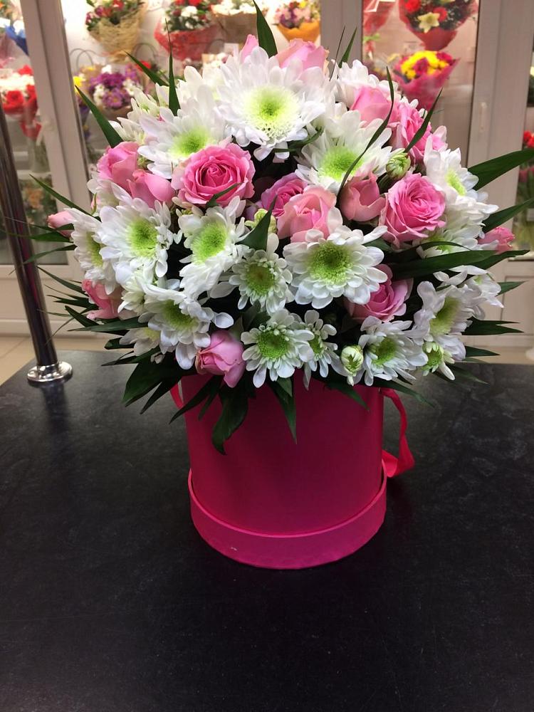 Цветочная композиция из Розы и Хризантемы в шляпной коробке в Псыгансу