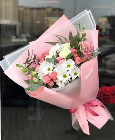 Букет цветов из: Розы, Лизиантусы и Хризантемы в Псыгансу